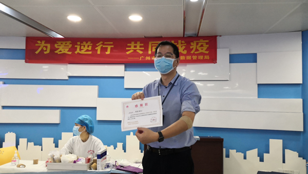 圖2：該同志開心地表示，獻(xiàn)血是一件非常光榮的事情。.jpg