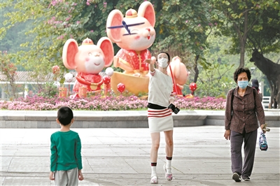 3月23日，流花湖公園，市民戴著口罩在公園內(nèi)游玩。