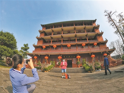  游客在廣州博物館前拍照留念。