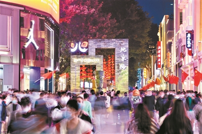 人頭攢動(dòng)車龍長(zhǎng) 廣州“煙火氣”回歸