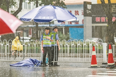 交警在雨中執(zhí)勤。