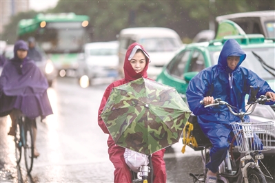 暴雨天，市民在雨中“花式出行”。