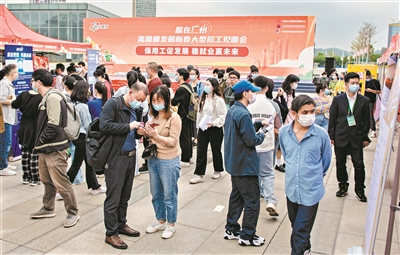 廣州市人力資源和社會保障局黨組書記、局長王?。壕哿Α八膫€推動” 作出人社新的更大貢獻