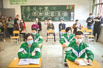 14日，越秀區(qū)二沙島育才學(xué)校為復(fù)課舉行應(yīng)急演練活動(dòng)。