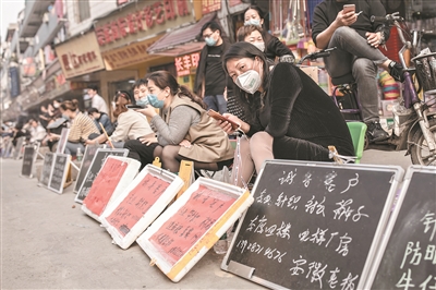 隨著疫情好轉(zhuǎn)，康樂(lè)村招工的制衣作坊多了起來(lái)。