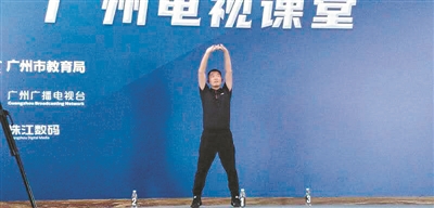 七中老師張濤在錄制網(wǎng)課。