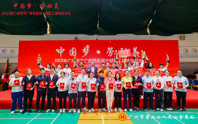 圖5-頒獎(jiǎng)嘉賓與獲獎(jiǎng)隊(duì)伍合影4121.jpg