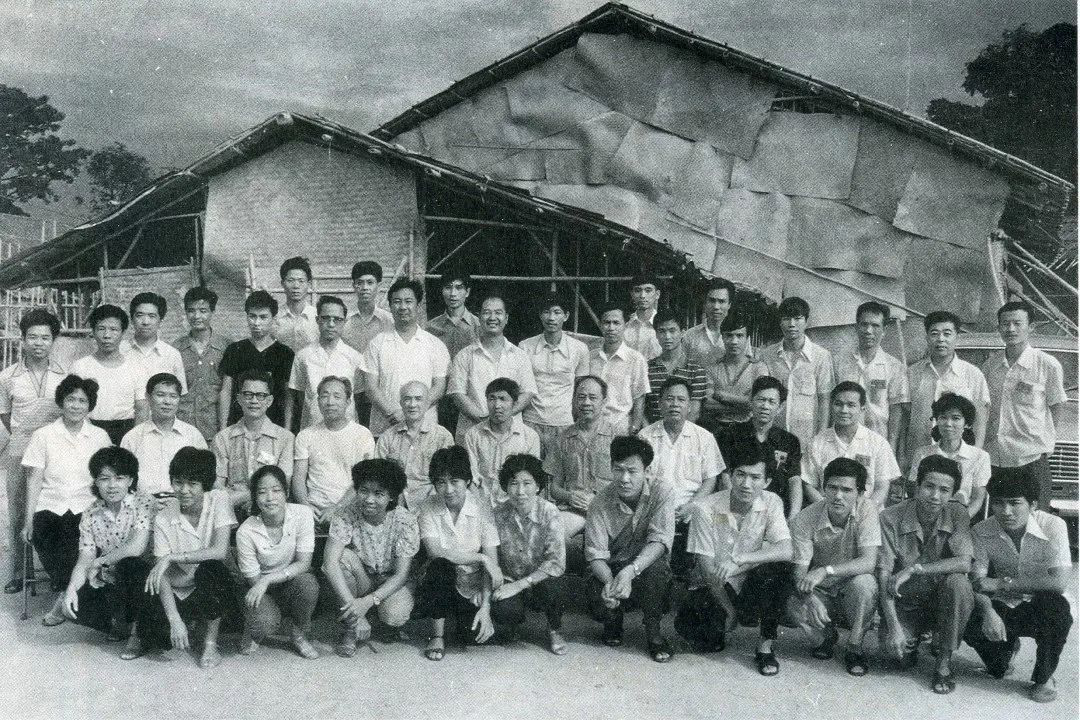 1204-南越王墓發(fā)掘隊(duì)全家福（1983年）.png
