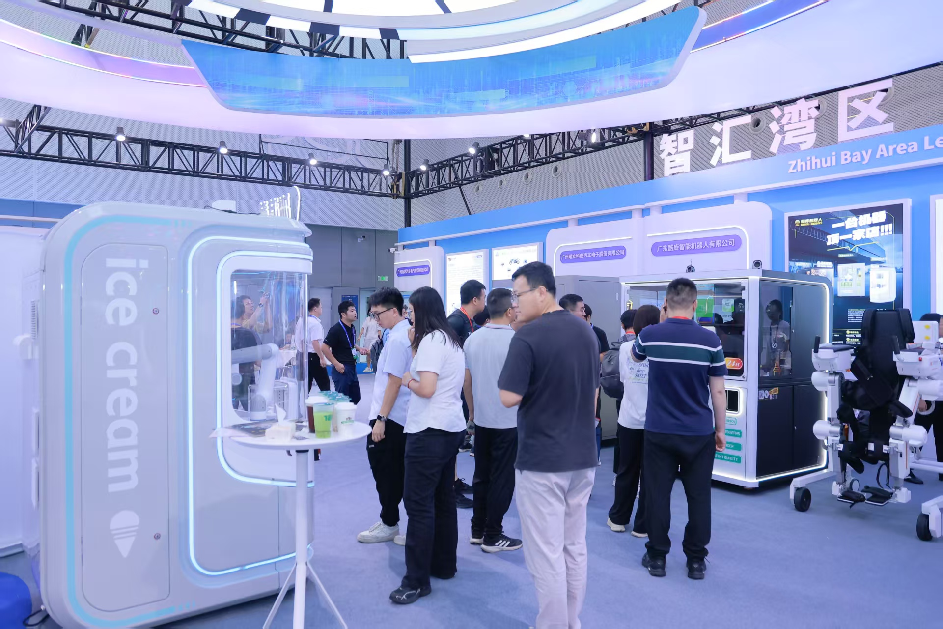 主題展區(qū)：觀展嘉賓等待廣州酷庫智能機(jī)器人有限公司冰淇淋機(jī)器人現(xiàn)場制作的冰淇淋.png