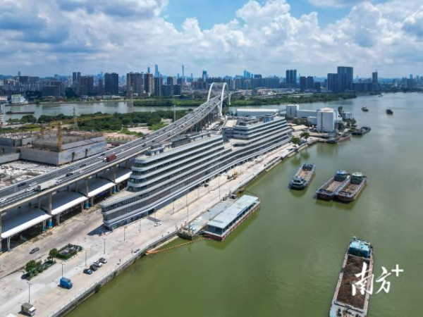 黃沙水產(chǎn)中心坐落于荔灣東沙街沙洛龍灣街188號，遠看像一艘?？吭诖a頭的 “水產(chǎn)航母”。