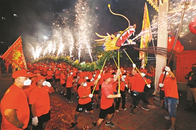 白云區(qū)均禾街、白云湖街等地：龍影翻飛話愿景 火龍追月慶佳節(jié)