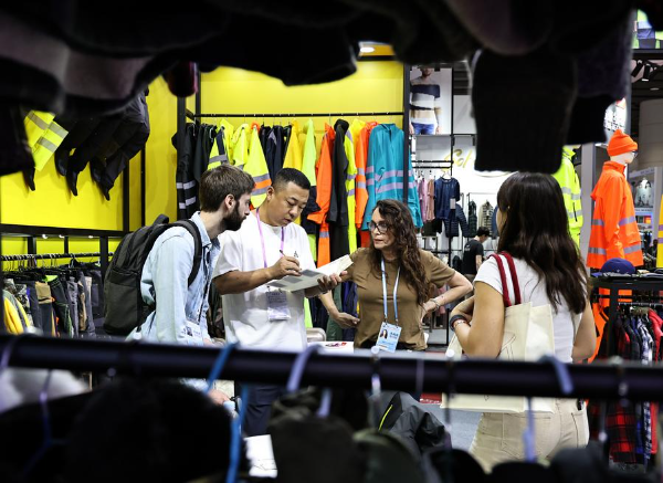 Canton Fair sees intensive arrival of import exhibits Canton Fair sees intensive arrival of import exhibits