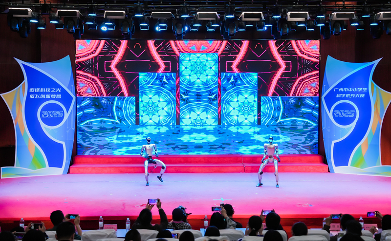開幕儀式機(jī)器人舞蹈.jpg