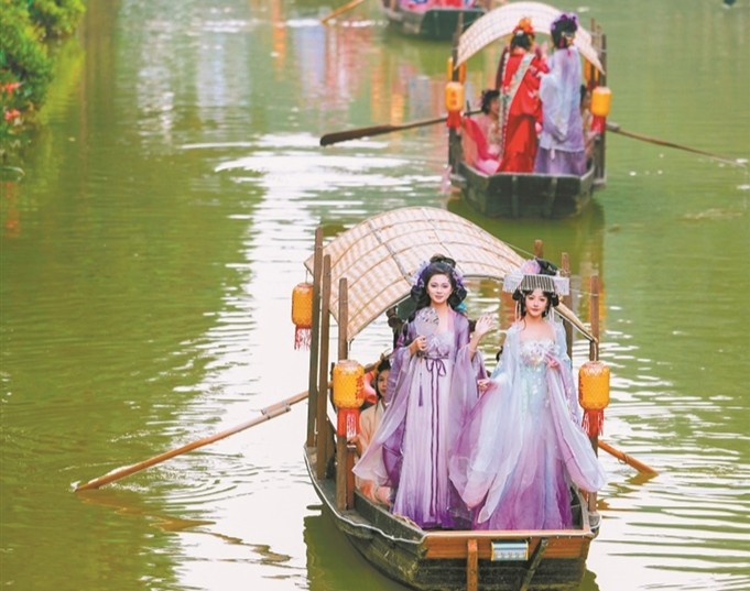 體驗水上舞臺、船宴、雞公欖、香云紗……在南沙東涌邂逅“水上花神”