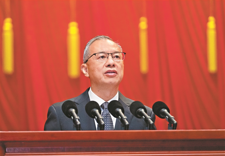 李貽偉代表政協(xié)第十四屆廣州市委員會常務委員會，向大會報告工作