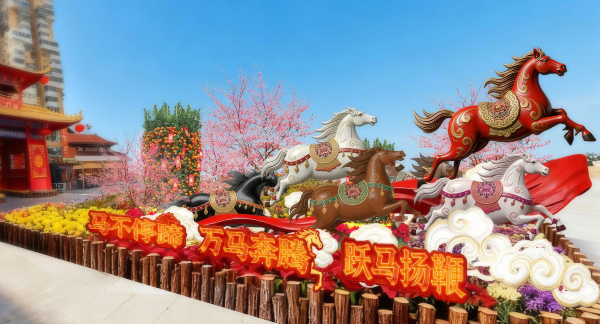 主牌樓前“萬馬奔騰”主題生肖造型