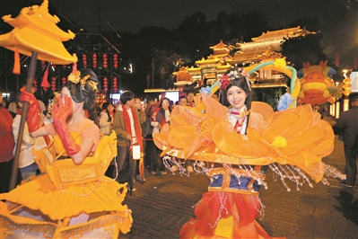 廣州“海陸空”賞燈猜燈謎