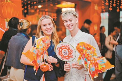 元宵節(jié)國(guó)際友人進(jìn)村看巡游吃盆菜