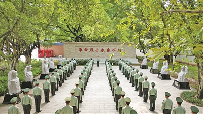 武警廣州支隊官兵分赴多地開展清明節(jié)緬懷英烈活動