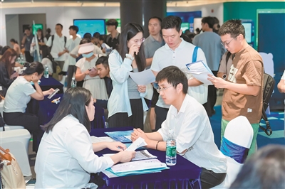 新興產(chǎn)業(yè)賽道跑出引才“加速度” 67家單位現(xiàn)場(chǎng)引才 提供2495個(gè)崗位