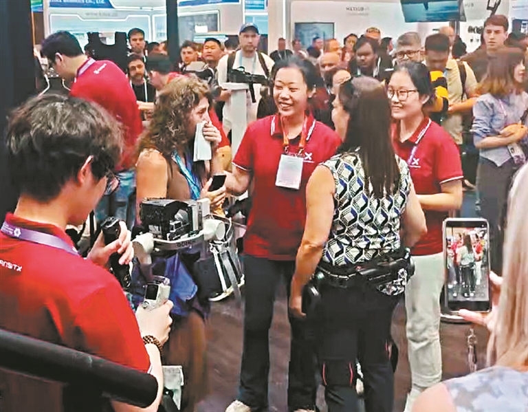 廣交會上科技暖人心：借助國產(chǎn)外骨骼設(shè)備 外籍殘障女子邁出“感人”一步