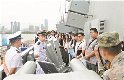 港澳青少年遇“艦”軍營(yíng)